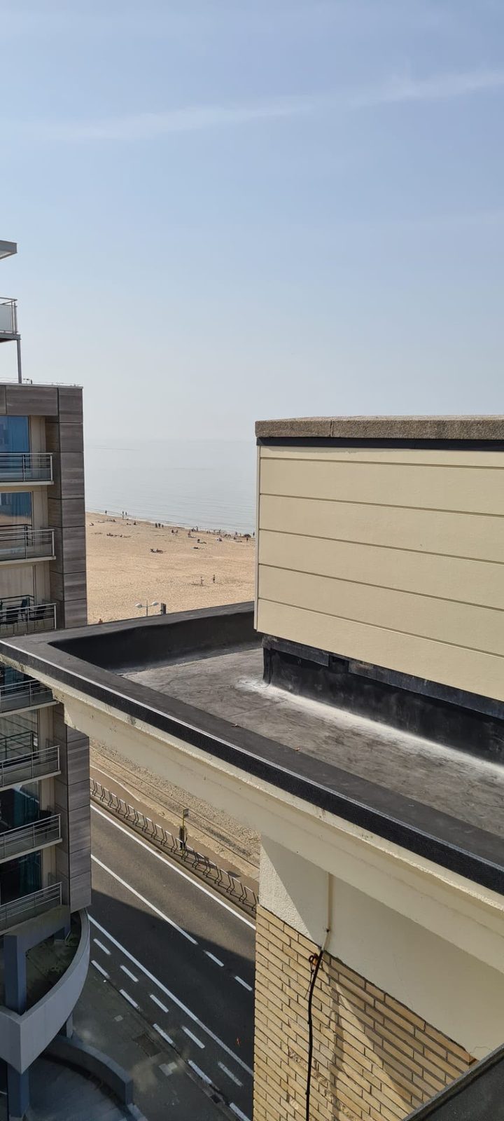 Plat dak vernieuwd aan de kust